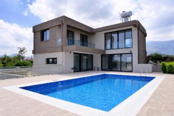 Kıbrıs Girne Çatalköy Bölgesinde Satılık 4+1  Havuzlu Villa