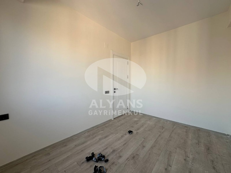 ALYANS'TAN KUSURSUZ İŞÇİLİKLİ OTOPARKLI JENERATÖRLÜ SIFIR 1+1