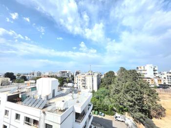 KKTC Girne Merkezde Türk Malı Deniz Manzaralı Satılık 1+1 Eşyalı Penthouse
