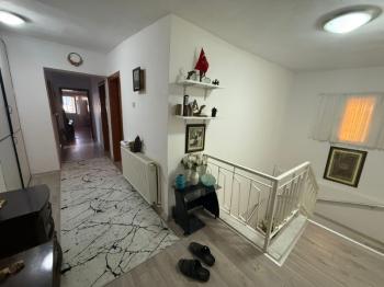 ALTINKUM MAHALLESİ’NDE AYRI MUTFAK, GENİŞ TERASLI, KONFORLU, 3+1 KISMİ EŞYALI SATILIK DAİRE