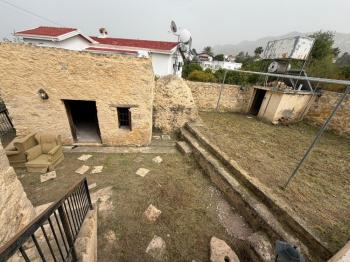 Kıbrıs Girne Ozanköy'de Restorasyona Uygun Tarihi Ev
