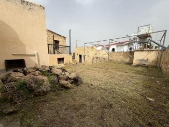 Kıbrıs Girne Ozanköy'de Restorasyona Uygun Tarihi Ev