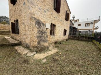 Kıbrıs Girne Ozanköy'de Restorasyona Uygun Tarihi Ev