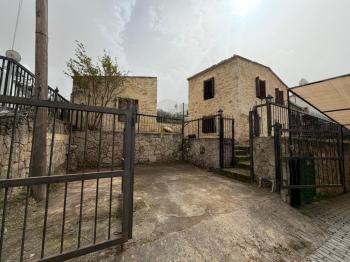 Kıbrıs Girne Ozanköy'de Restorasyona Uygun Tarihi Ev