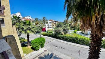 KKTC Girne Merkezde Patara Sitesinde Ortak Yüzme Havuzlu Satılık 1+1 Daire