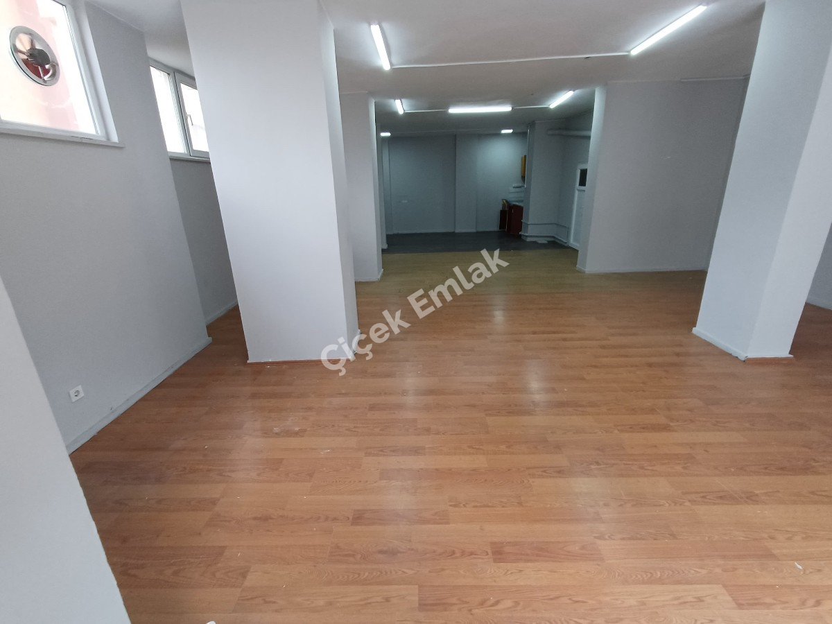 Yeşilpınar İsfanbul Avm'ye Yakın 100 m2 Düz Giriş Kiralık İşyeri