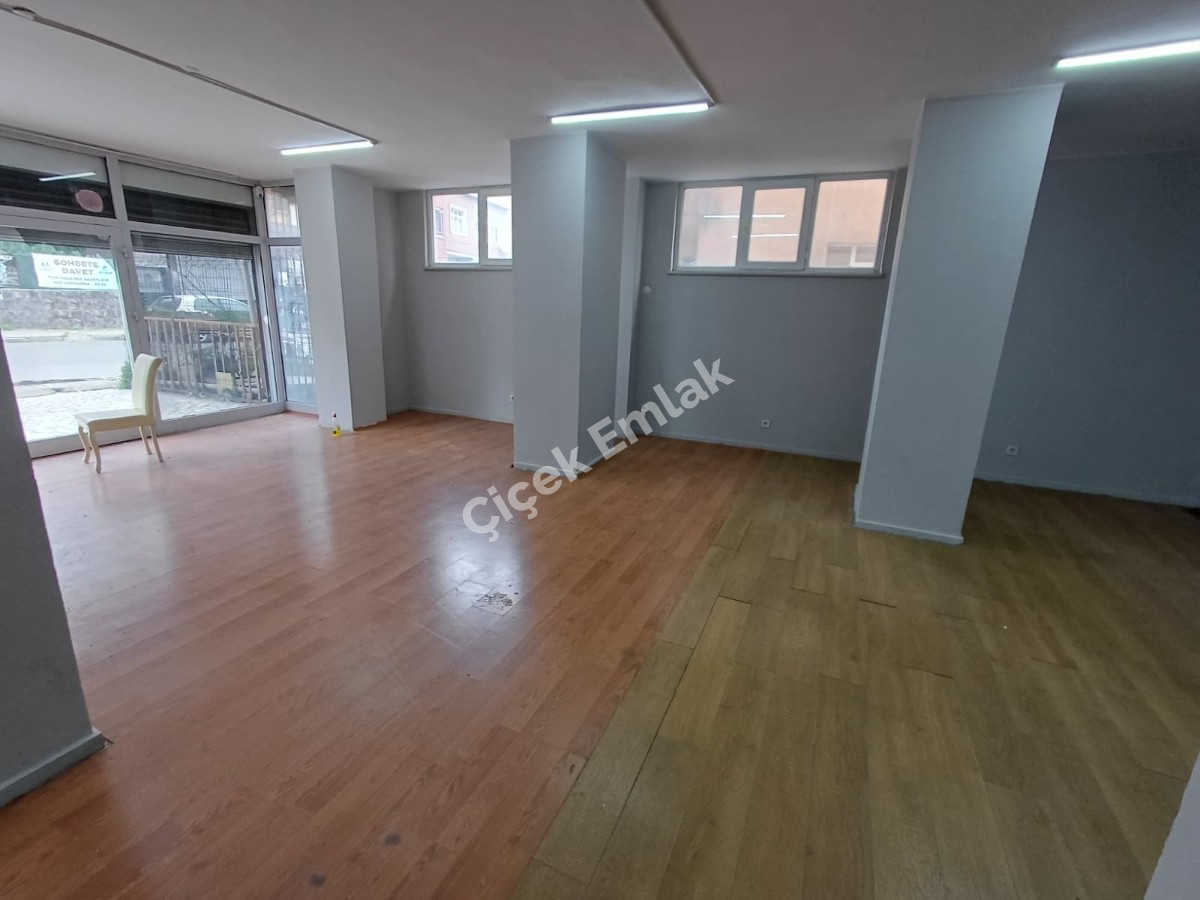 Yeşilpınar İsfanbul Avm'ye Yakın 100 m2 Düz Giriş Kiralık İşyeri