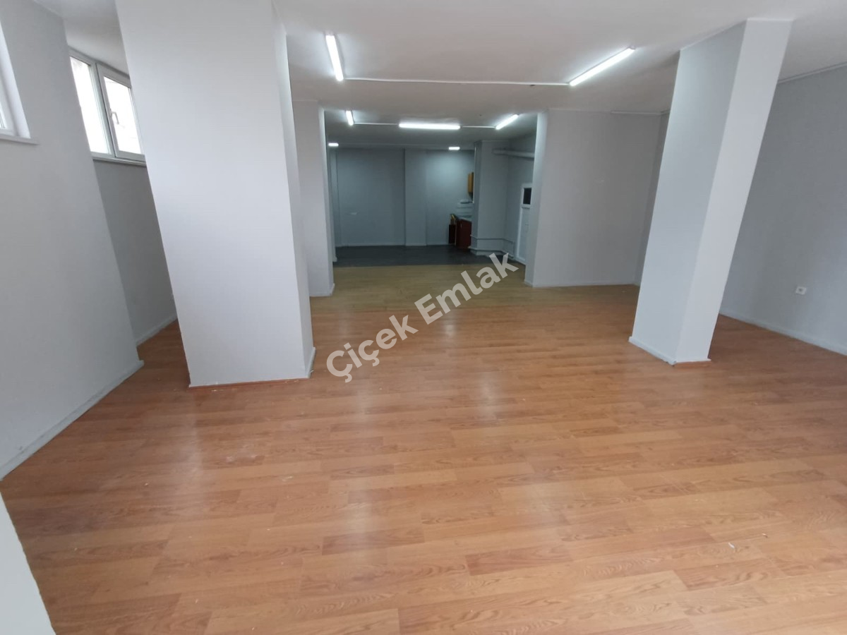 Yeşilpınar İsfanbul Avm'ye Yakın 100 m2 Düz Giriş Kiralık İşyeri