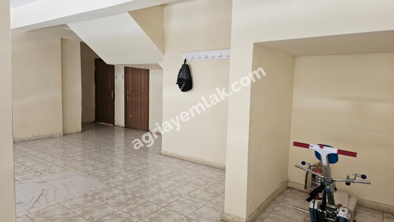Ağrı Merkezde Satılık Yaklaşık 1500 M2 Kurumsal Kiracılı İş Yeri