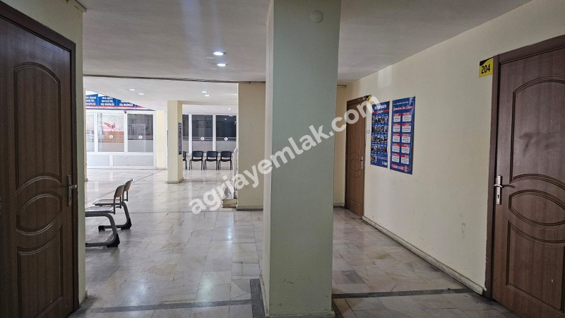 Ağrı Merkezde Satılık Yaklaşık 1500 M2 Kurumsal Kiracılı İş Yeri