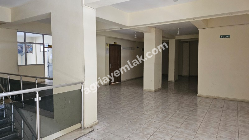 Ağrı Merkezde Satılık Yaklaşık 1500 M2 Kurumsal Kiracılı İş Yeri
