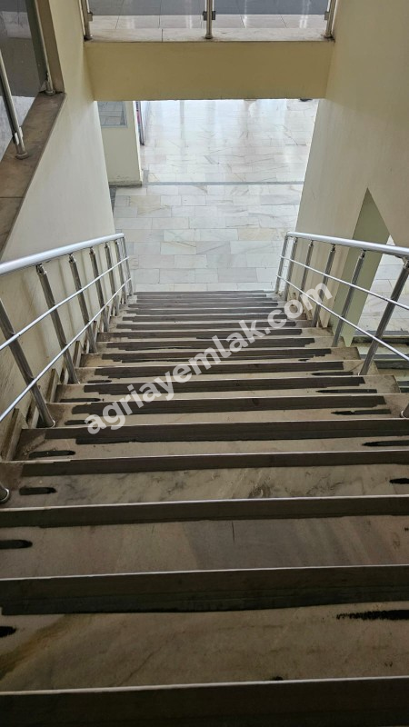 Ağrı Merkezde Satılık Yaklaşık 1500 M2 Kurumsal Kiracılı İş Yeri