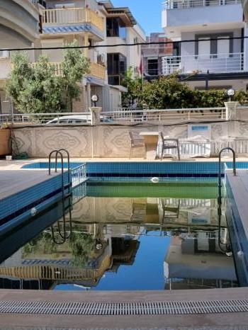 YENİ MAHALLE’DE HAVUZLU SİTE İÇERİSİNDE 2+1 EŞYALI SATILIK DAİRE!