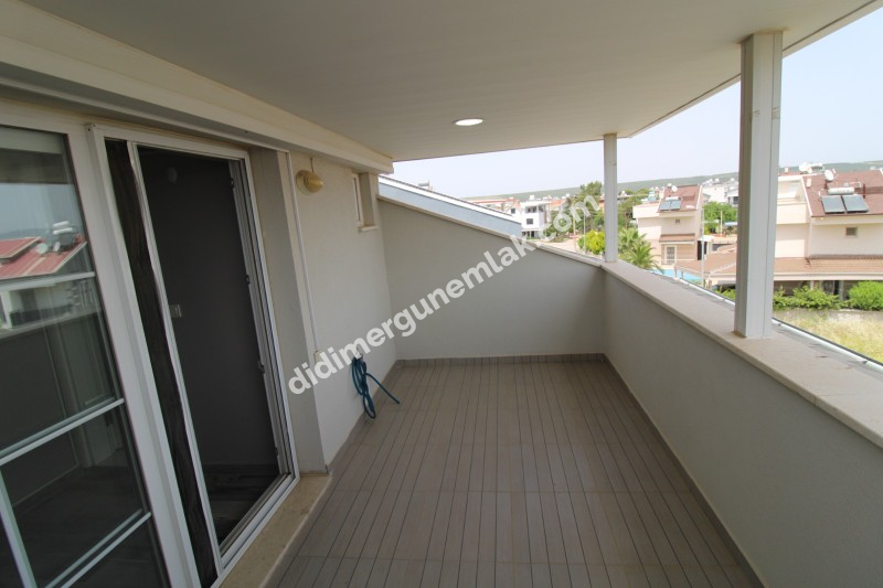 ALTINKUM MAHALLESİ’NDE DENİZE YÜRÜME MESAFESİNDE 3+1 MÜSTAKİL BAHÇELİ SATILIK VİLLA