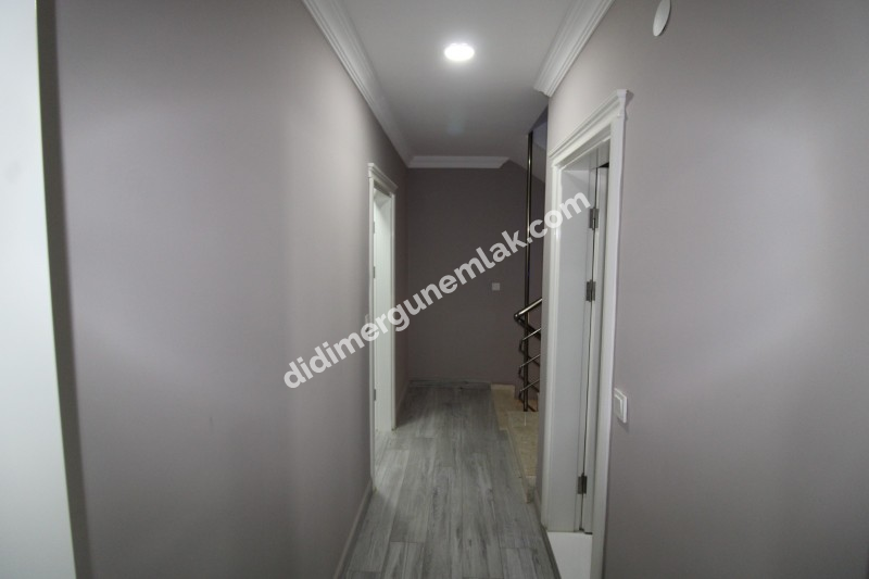 ALTINKUM MAHALLESİ’NDE DENİZE YÜRÜME MESAFESİNDE 3+1 MÜSTAKİL BAHÇELİ SATILIK VİLLA