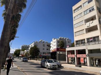 KÖŞKLÜÇİFTLİK'DE ANA YOL ÜZERİNDE TİCARİ İZİNLİ DAİRE 