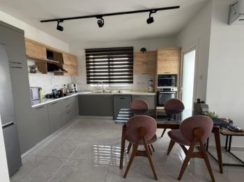 Lefkoşa Gönyeli'de 2 Katlı Binada Full Eşyalı Satılık 3+1 Daire