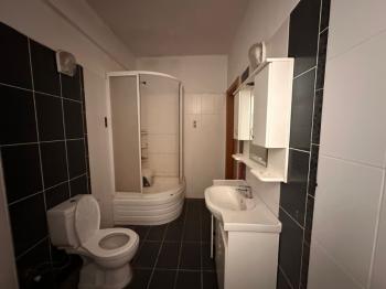 GÖÇMENKÖY'DE ANA CADDE ÜZERİNDE EŞYALI KİRALIK DAİRE 