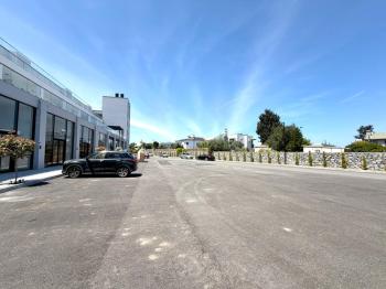 Kıbrıs Girne Edremit Çevreyolu Üzerinde Satılık Deniz ve Dağ Manzaralı Sıfır Dükkan