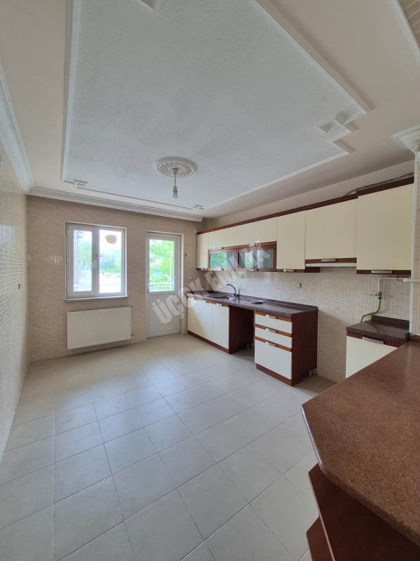  ✨ AFYON ÜÇOK EMLAKTAN MAREŞAL FEVZİ ÇAKMAK MAH 3+1 140M² TEMİZ BAKIMLI KİRALLIK DAİRE ✨
