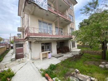 GÜVENAY - ÇORUM BAHÇELİEVLER MAH. KARŞIYAKA ANAOKULU CİVARI KOMPLE SATILIK BİNA