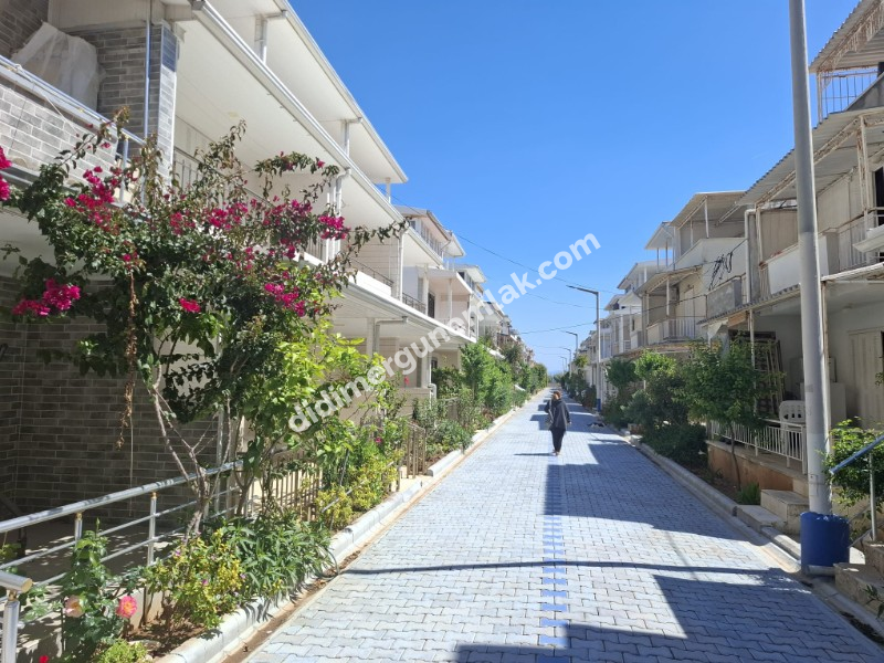 ÇAMLIK MAHALLESİ AYTEPE SİTESİ’NDE PLAJA 200 METRE 3+1 FIRSAT VİLLA