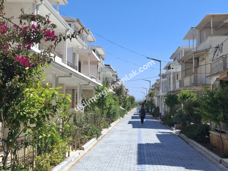 ÇAMLIK MAHALLESİ AYTEPE SİTESİ’NDE PLAJA 200 METRE 3+1 FIRSAT VİLLA