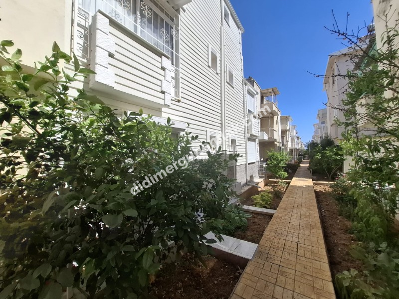 ÇAMLIK MAHALLESİ AYTEPE SİTESİ’NDE PLAJA 200 METRE 3+1 FIRSAT VİLLA