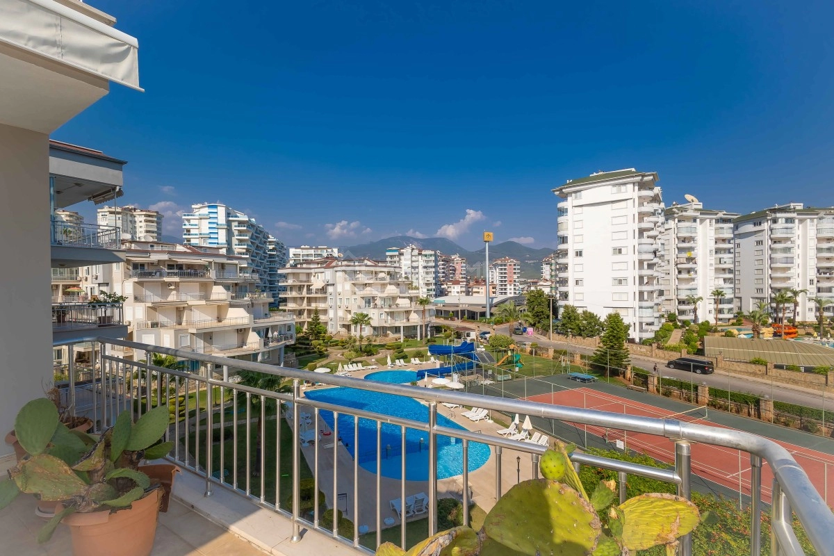 Helios’ta Havuz Manzaralı Geniş 2+1