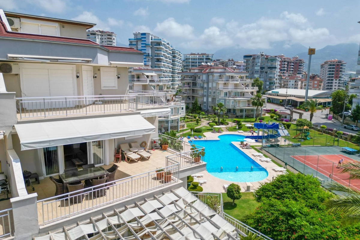 Helios’ta Havuz Manzaralı Geniş 2+1