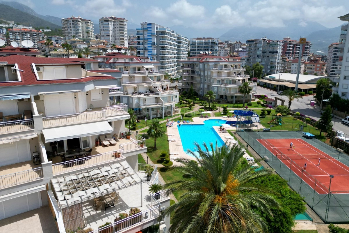 Helios’ta Havuz Manzaralı Geniş 2+1