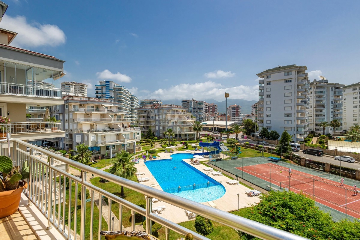 Helios’ta Havuz Manzaralı Geniş 2+1