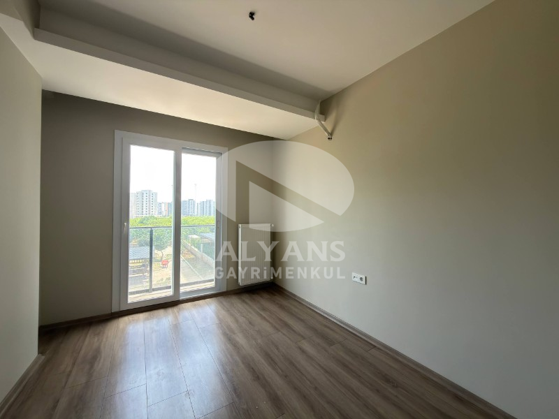 ALYANS'TAN SİTE İÇİ CEPHELERİ AÇIK KUSURSUZ İŞÇİLİKLİ 2+1 