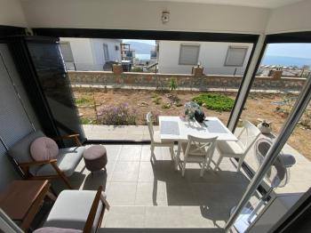 AKBÜK’TE HAVUZLU SİTE İÇERİSİNDE DENİZ MANZARALI 2+1 FIRSAT DAİRE!