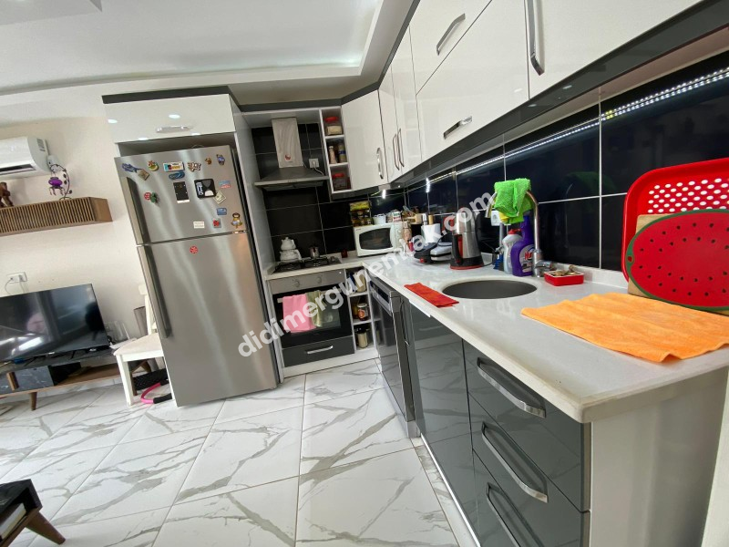 AKBÜK’TE HAVUZLU SİTE İÇERİSİNDE DENİZ MANZARALI 2+1 FIRSAT DAİRE!