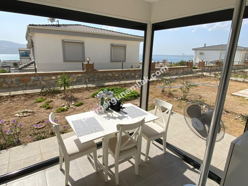 AKBÜK’TE HAVUZLU SİTE İÇERİSİNDE DENİZ MANZARALI 2+1 FIRSAT DAİRE!