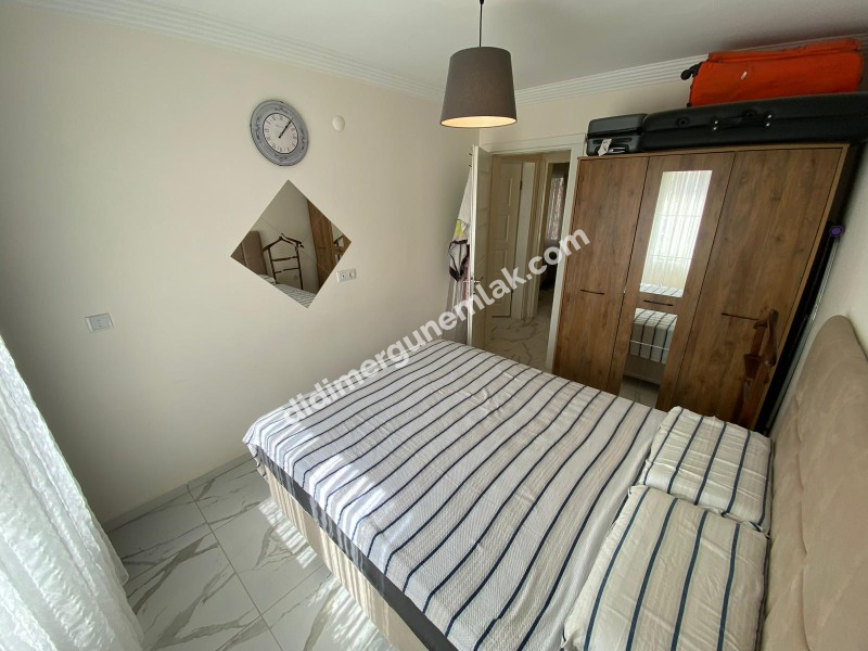 AKBÜK’TE HAVUZLU SİTE İÇERİSİNDE DENİZ MANZARALI 2+1 FIRSAT DAİRE!