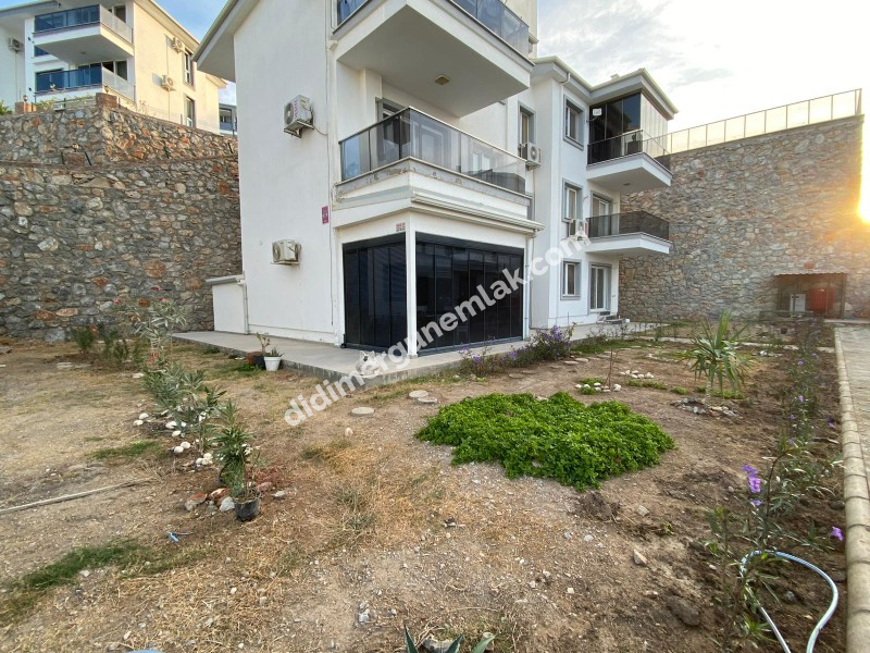 AKBÜK’TE HAVUZLU SİTE İÇERİSİNDE DENİZ MANZARALI 2+1 FIRSAT DAİRE!