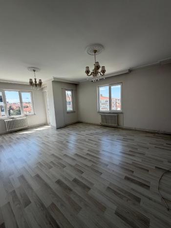 GÜVENAY - ÇORUM BAHÇELİEVLER BAHAR CADDESİ ÜZERİ 3+1 KİRALIK DAİRE