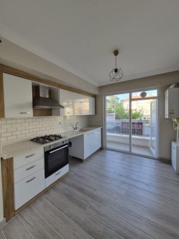 AFYON ÜÇOK EMLAKTAN VEYSEL KARANİ MAH 2+1 75M² TEMİZ BAKIMLI KİRALIK DAİRE 