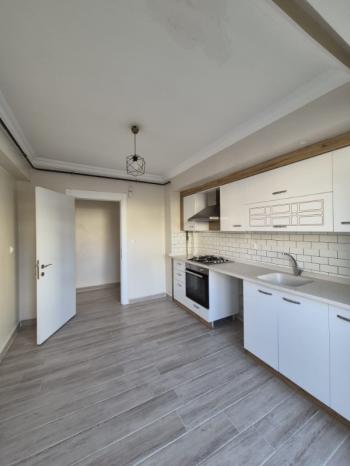 AFYON ÜÇOK EMLAKTAN VEYSEL KARANİ MAH 2+1 75M² TEMİZ BAKIMLI KİRALIK DAİRE 