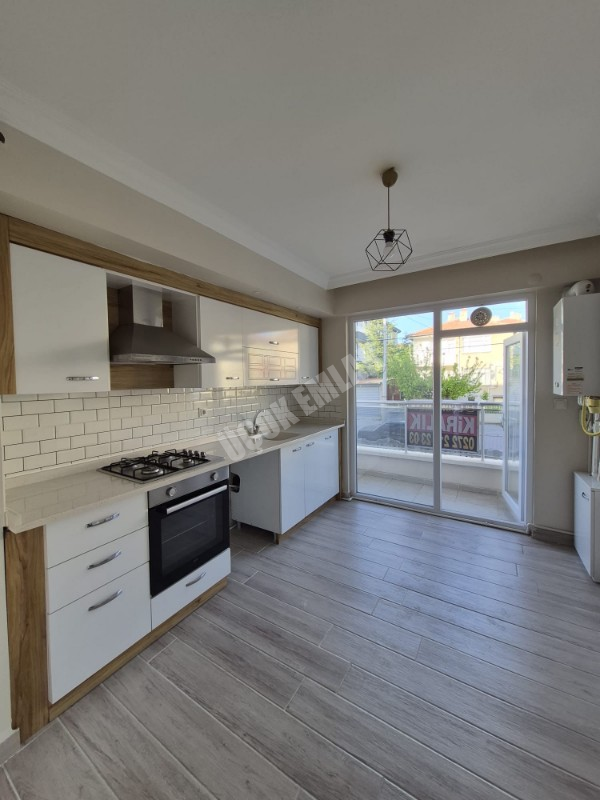 AFYON ÜÇOK EMLAKTAN VEYSEL KARANİ MAH 2+1 75M² TEMİZ BAKIMLI KİRALIK DAİRE            