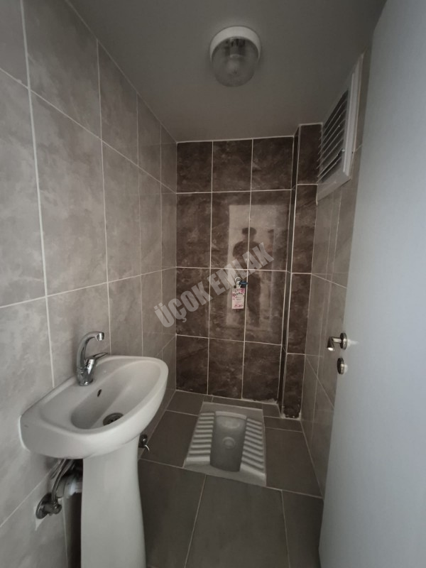 AFYON ÜÇOK EMLAKTAN VEYSEL KARANİ MAH 2+1 75M² TEMİZ BAKIMLI KİRALIK DAİRE            