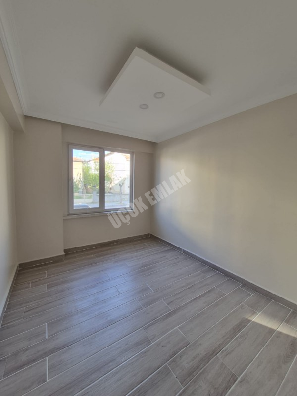 AFYON ÜÇOK EMLAKTAN VEYSEL KARANİ MAH 2+1 75M² TEMİZ BAKIMLI KİRALIK DAİRE            