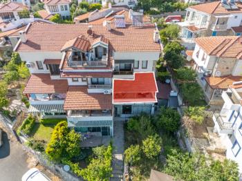 Datça Merkezi Konumda | Bahçe Kullanımlı | Ara Kat 2+1 Satılık Daire
