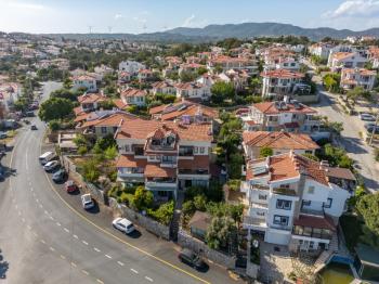 Datça Merkezi Konumda | Bahçe Kullanımlı | Ara Kat 2+1 Satılık Daire