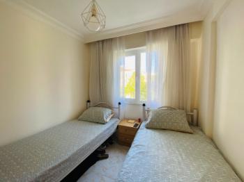 ALTINKUM PLAJI’NA YÜRÜME MESAFESİNDE GENİŞ 2+1 EŞYALI DAİRE FIRSATI