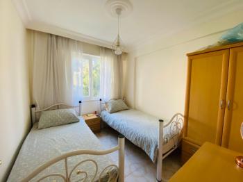 ALTINKUM PLAJI’NA YÜRÜME MESAFESİNDE GENİŞ 2+1 EŞYALI DAİRE FIRSATI