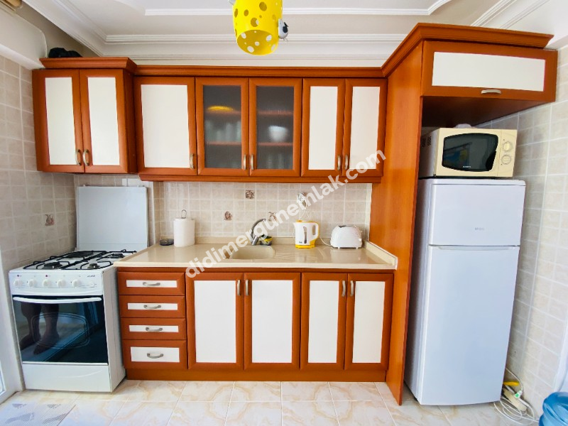 ALTINKUM PLAJI’NA YÜRÜME MESAFESİNDE GENİŞ 2+1 EŞYALI DAİRE FIRSATI