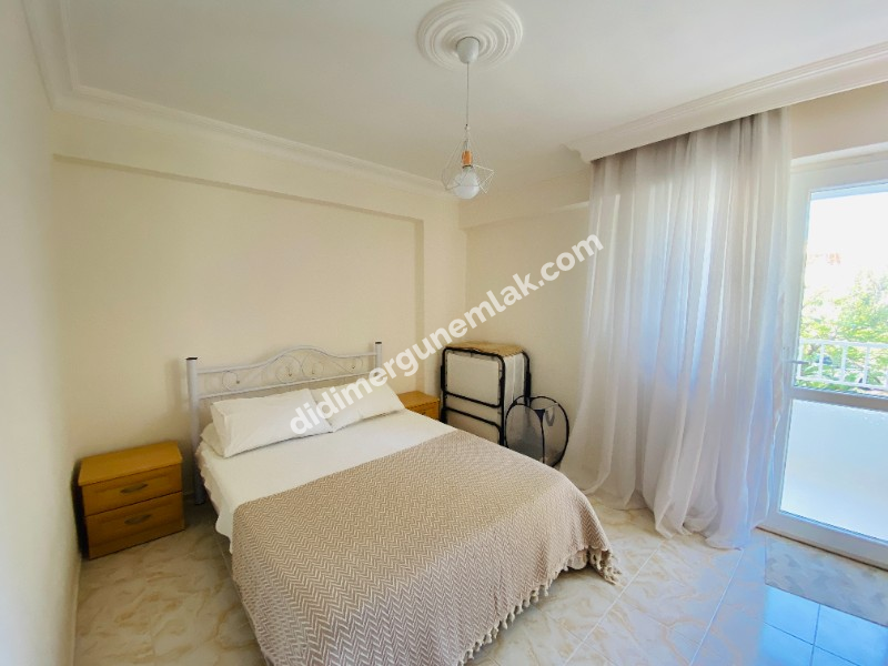 ALTINKUM PLAJI’NA YÜRÜME MESAFESİNDE GENİŞ 2+1 EŞYALI DAİRE FIRSATI